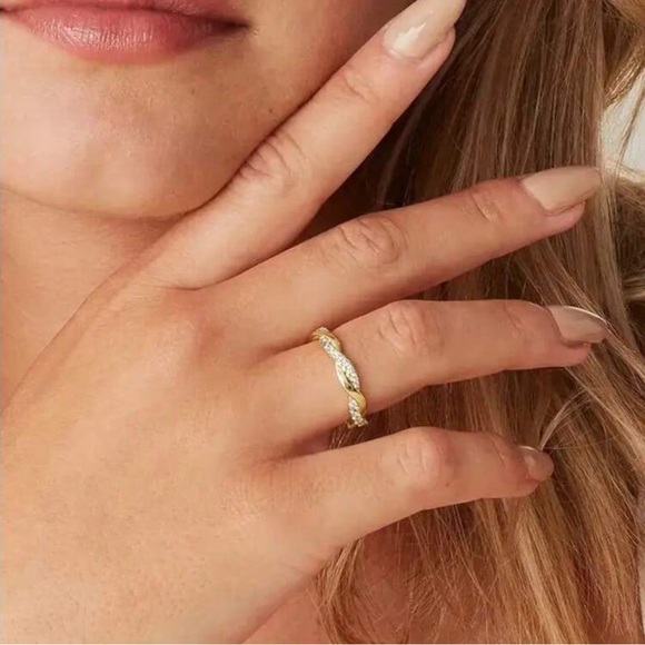 ✨Exquisite Simple 18k Ring ✨ - Picture 2 of 5